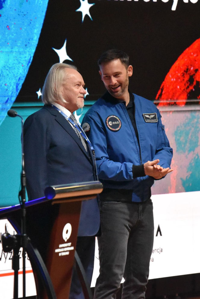 Sławosz Uznański-Wiśniewski w Toruniu. Gigantyczna kolejka pod Aulą UMK