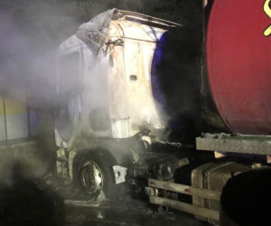Pożar ciężarówki pod Bydgoszczą! Z pojazdu praktycznie nic nie zostało [ZDJĘCIA]