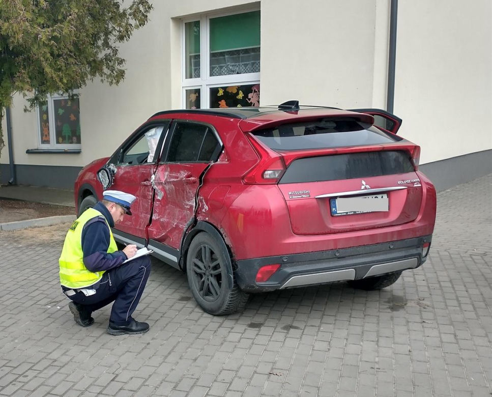 Kierowca autobusu szkolnego staranował osobówkę. Dziecko trafiło do szpitala 