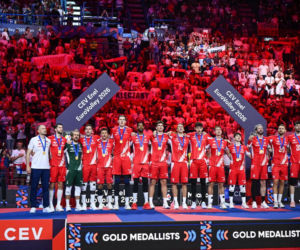 Siatkarze reprezentacji Polski podczas ceremonii dekorcji po meczu finałowym mistrzostw Europy z Francją