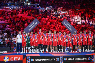 Siatkarze reprezentacji Polski podczas ceremonii dekorcji po meczu finałowym mistrzostw Europy z Francją