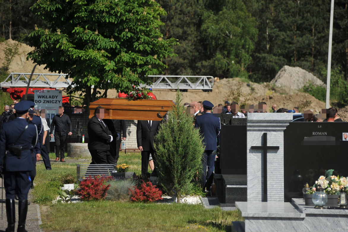 Policjant Arkadiusz zginął tragicznie.  Przez huk salwy na pogrzebie przedarł się łamiący serce szloch