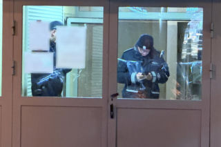 Bójka na Targówku zakończona tragedią. Jeden z mężczyzn spadł z pierwszego piętra. Nie żyje