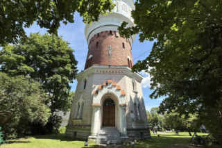 Zbudowali ją, by grawitacja karmiła miasto wodą - niezwykły zabytek z czerwonej cegły w Ełku