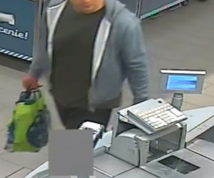 Przyszedł do sklepu w klapkach i dresie, zapakował zakupy do reklamówki i wyszedł nie płacąc