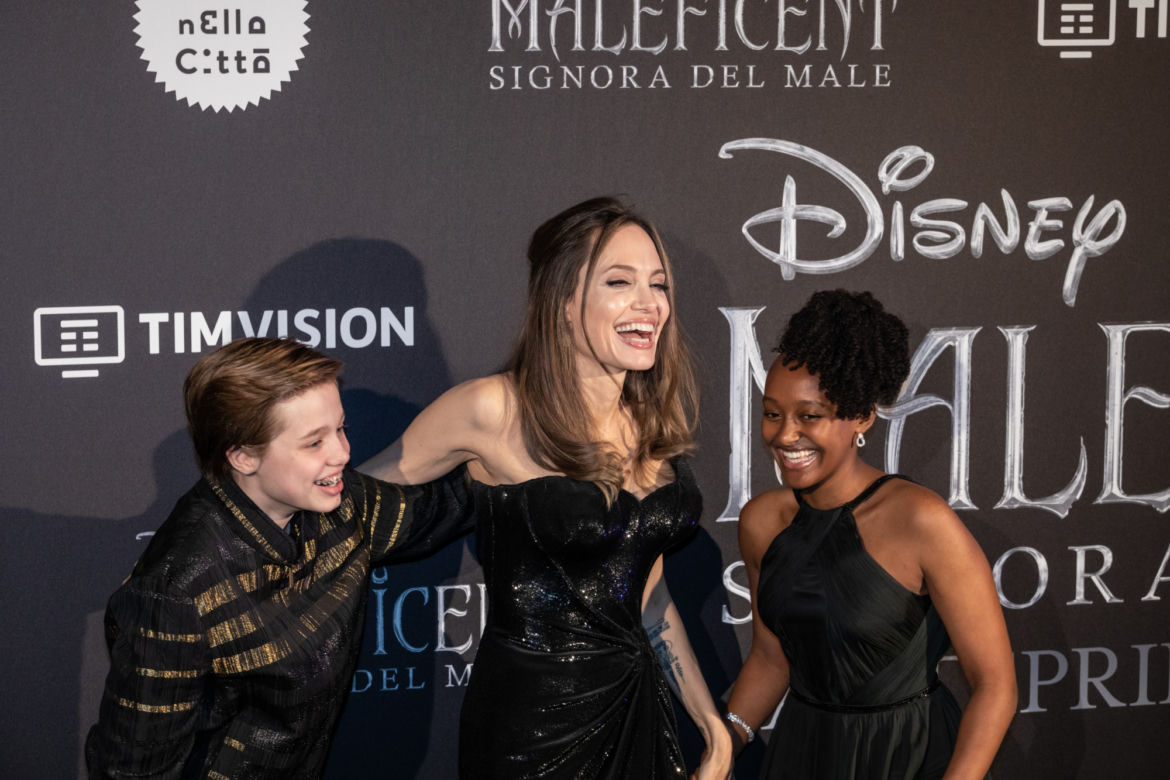 Angelina Jolie, Shiloh i Zahara na premierze filmu Czarownica 2