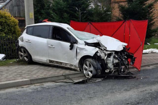 21-latek zginął w strasznym wypadku. Rozbił auto o słup i ogrodzenie