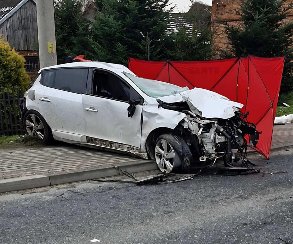 Młody kierowca zginął w strasznym wypadku. Rozbił auto o słup i ogrodzenie