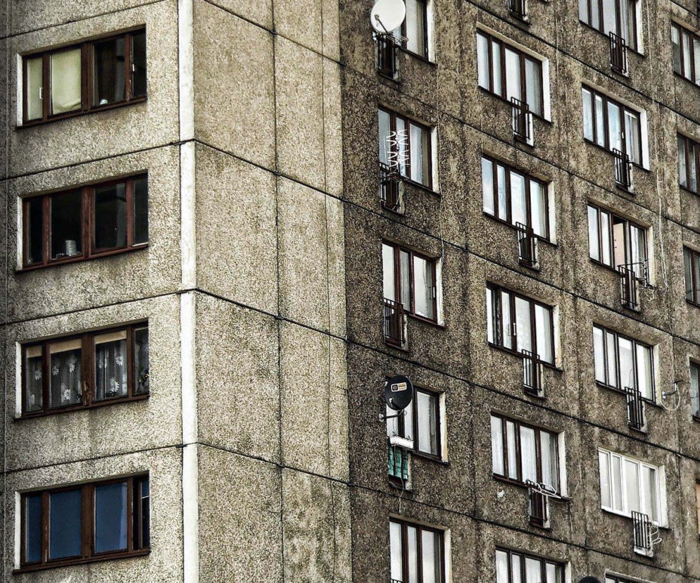 Koszmarna TRAGEDIA w Krakowie. Kobieta wypadła z 15 piętra bloku