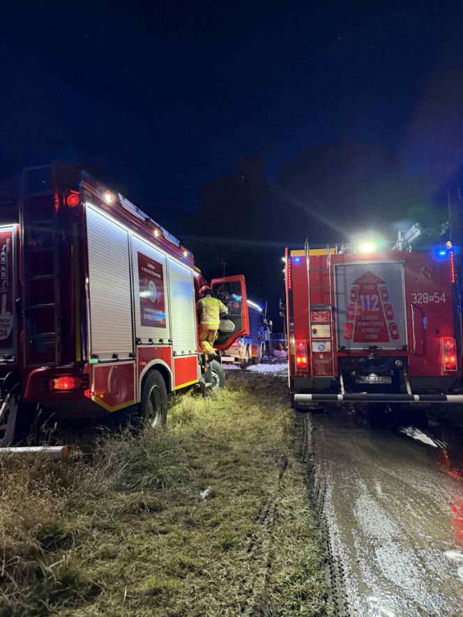 Potężny pożar zakładu pod Krakowem. Spłonęły autobusy i ciągnik rolniczy
