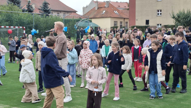Zmodernizowane boisko przy Szkole Podstawowej Sióstr Nazaretanek w Kaliszu już otwarte