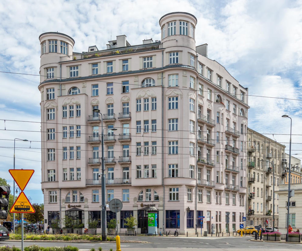 Jasna kamienica z dwiema wieżyczkami na rogu ulic Bagatela i Klonowej. O historii tego budynku przeczytasz na Architektura.