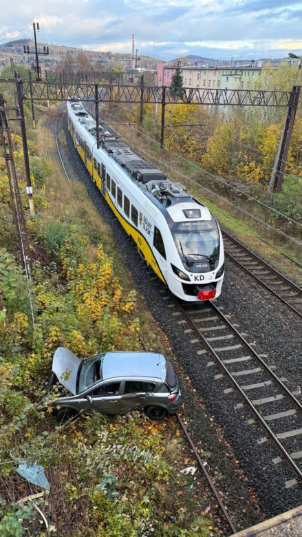 Jelenia Góra. 18-latka kierująca oplem spadła z wiaduktu