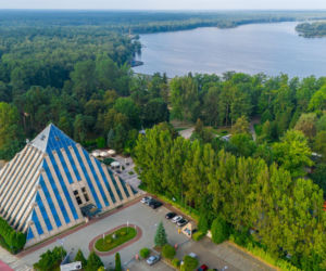 Kopia egipskiej piramidy Cheopsa stoi w Polsce. Skala: 1:5