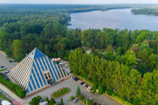 Ta dokładna kopia piramidy Cheopsa w Gizie w skali 1: 5 powstała na zlecenie bioenergoterapeuty. Granitowe pylony i przeszklone powierzchnie