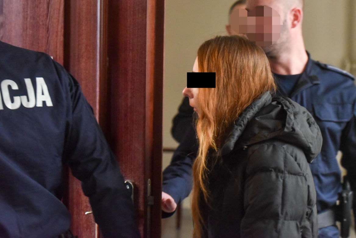 Ruszył proces zwyrodniałych rodziców, którzy zabili 3-letnią córeczkę, zawinęli jej ciało w dywan i pojechali na wakacje