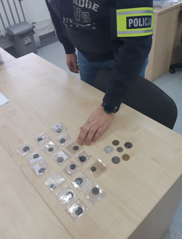 Policjanci z Torunia odzyskali starożytne monety. Złodziej zatrzymany