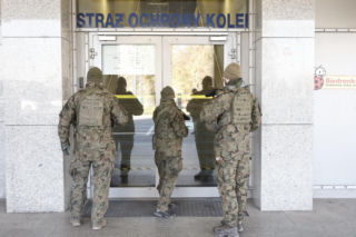 Warszawa. Wojsko na stacjach kolejowych