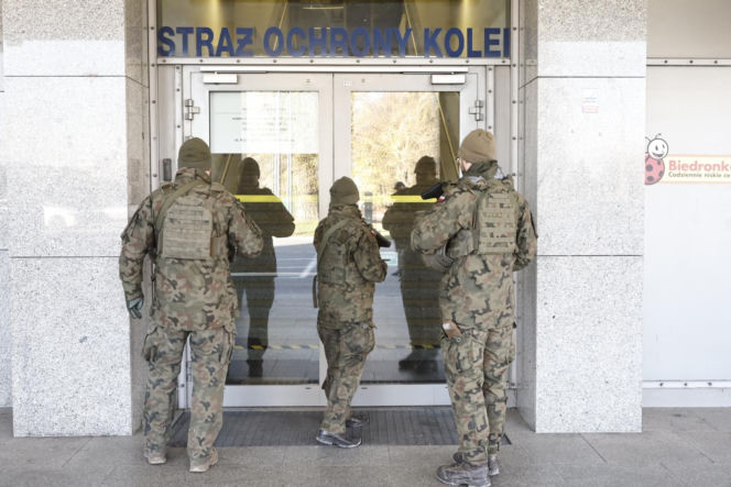 Warszawa. Wojsko na stacjach kolejowych