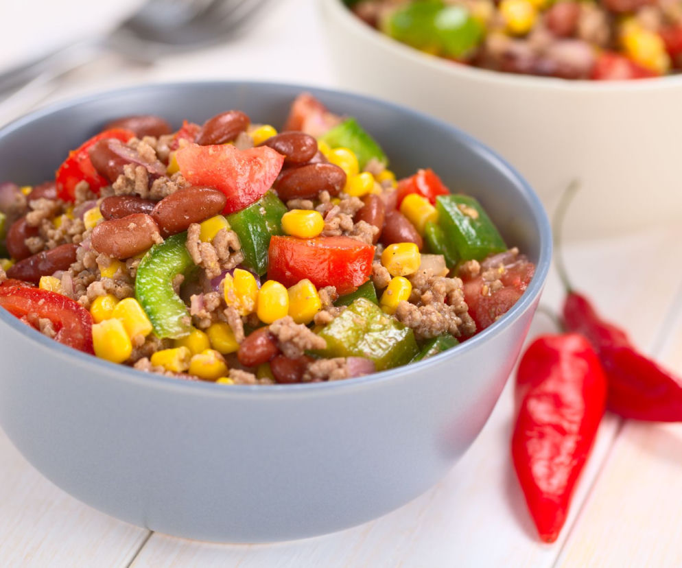 Sałatka chili con carne - przepis dla miłośników pikantnych smaków!