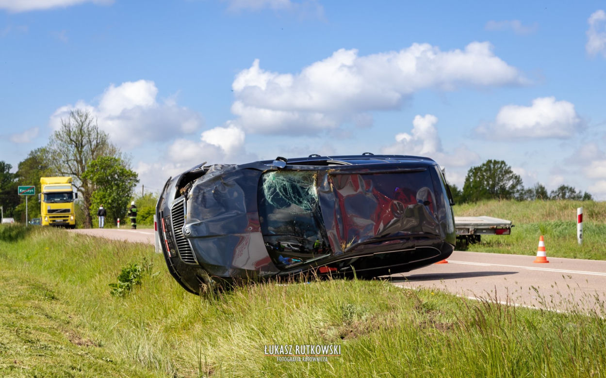 Knyszyn. Groźnie wyglądająca kolizja. Skoda Superb leżała na boku