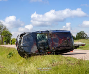 Knyszyn. Groźnie wyglądająca kolizja. Skoda Superb leżała na boku