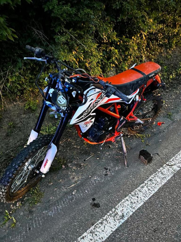 Młody motocyklista rozbił się przy Jeziorze Rożnowskim. Nie opanował swojej maszyny