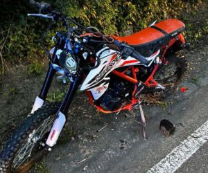 Młody motocyklista rozbił się przy Jeziorze Rożnowskim. Nie opanował swojej maszyny