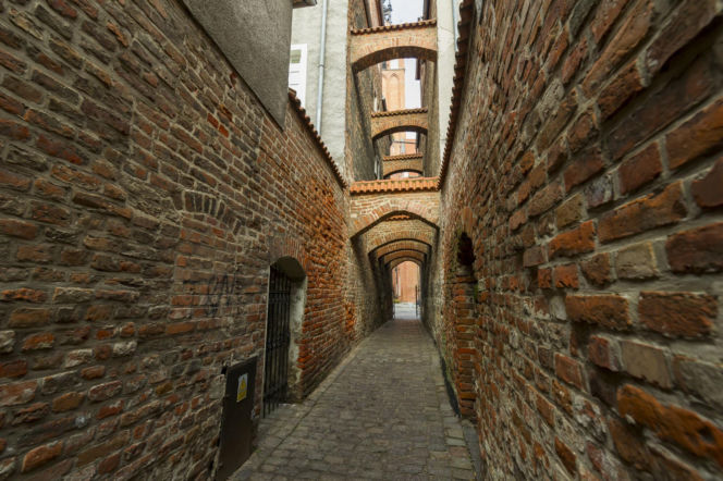 Najpiękniejsza uliczka w woj. warmińsko-mazurskim. Otwiera się tylko na kilka godzin