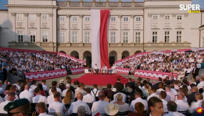 Dorota Gawryluk na debacie przed Pałacem Prezydenckim