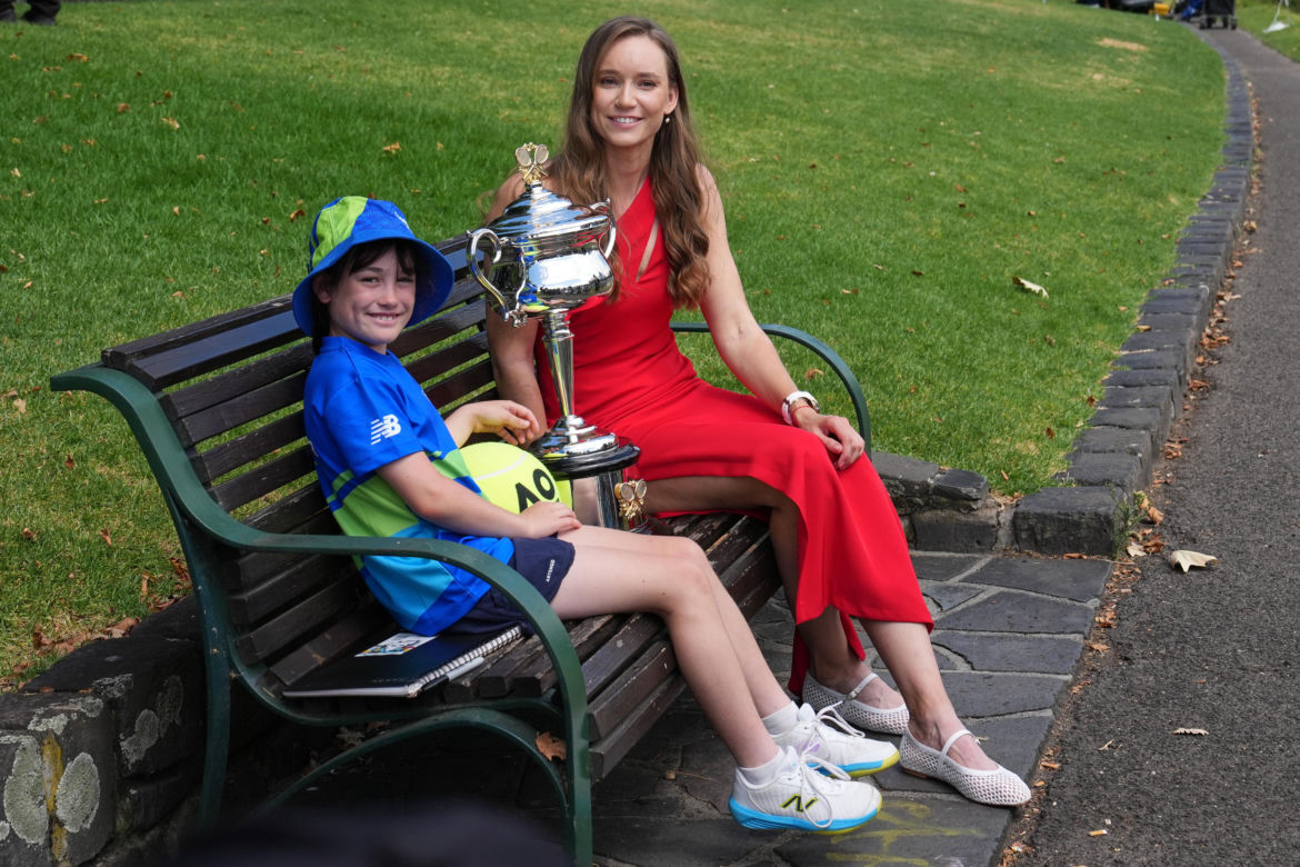 Jelena Rybakina z pucharem mistrzyni Australian Open