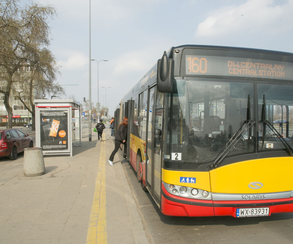 Makabra w Warszawie. Zakrwawiona kobieta siedziała w autobusie. Krzyczała i płakała