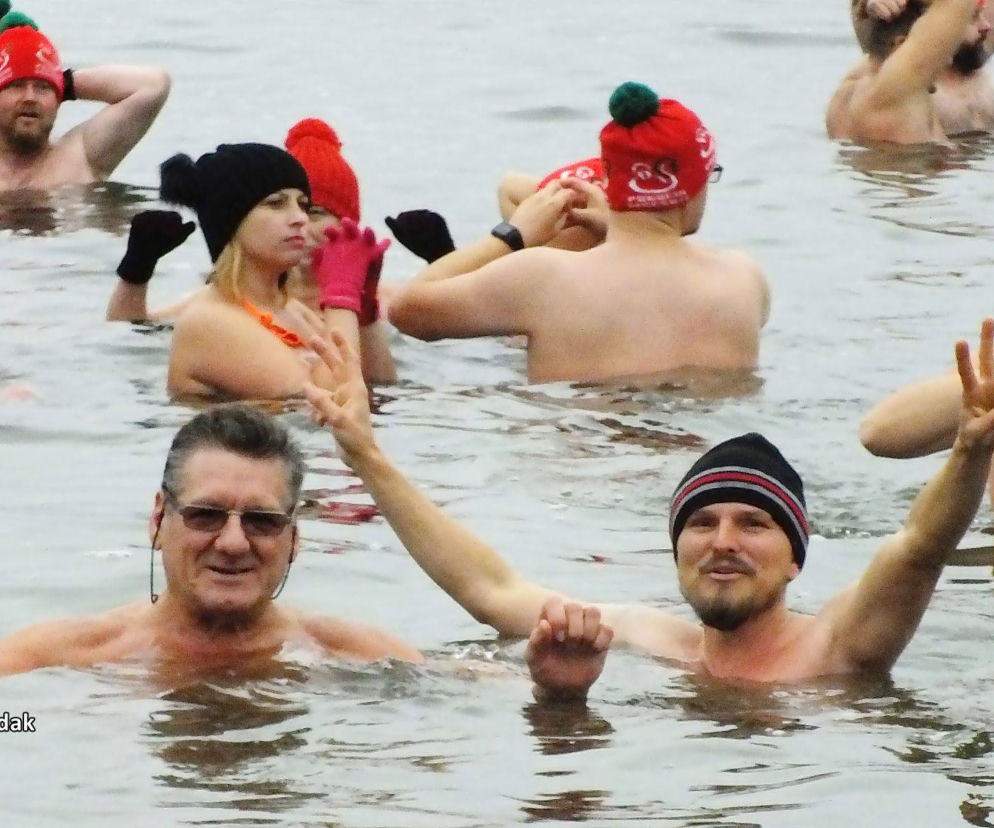 Pogoria Morsuje. Dąbrowskie morsy rozpoczęły sezon i zapraszają do lodowatych kąpieli 