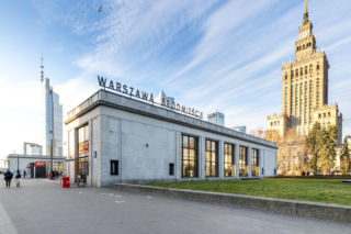 Sufit to obłok, ludzie to rzeźby. Na stacji Śródmieście znaczenie miał nawet widok z ruszającego się pociągu