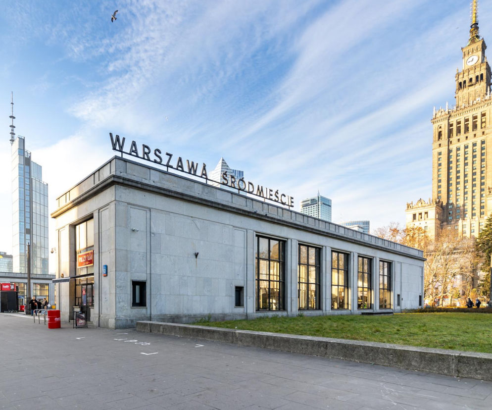 Budynek stacji kolejowej Warszawa Śródmieście, z napisem WARSZAWA ŚRÓDMIEŚCIE na dachu. W tle widoczny Pałac Kultury i Nauki, a także nowoczesne wieżowce. To doskonały przykład architektury powojennej, o której więcej przeczytasz na Architektura Murator Plus.