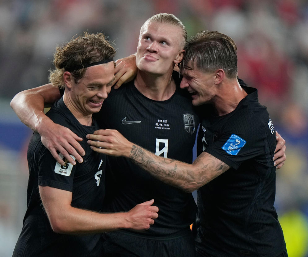 Piłkarze reprezentacji Norwegii, w tym Erling Haaland, radośnie świętujący na boisku po meczu podczas Mistrzostw Świata FIFA 2026. Emocje związane z mundialem i występami piłkarzy Norwegii oraz ich nadchodzące mecze możesz śledzić na naszym portalu.