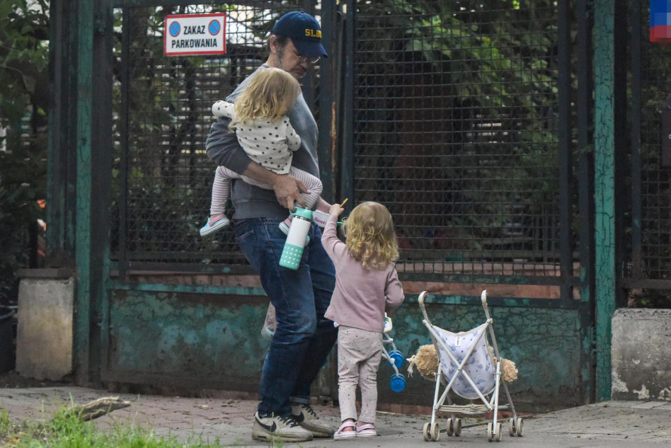  Bartłomiej Topa z córkami na spacerze