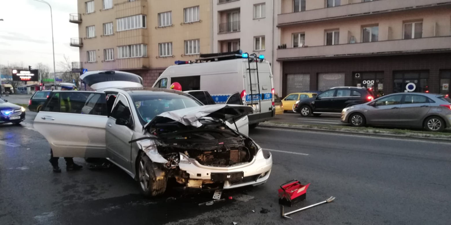 Policyjny pościg ulicami Łodzi zakończył się wypadkiem. 3 osoby w szpitalu