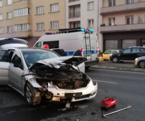 Policyjny pościg ulicami Łodzi zakończył się wypadkiem. 3 osoby w szpitalu