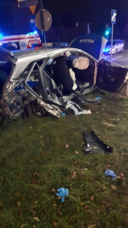 Dramatyczny wypadek radiowozu w centrum Częstochowy. Ranni policjanci trafili do szpitala [ZDJĘCIA]