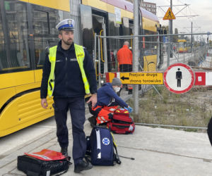 Tramwaj wjechał w kobietę na przejściu. Potrącenie na torach na Rembielińskiej