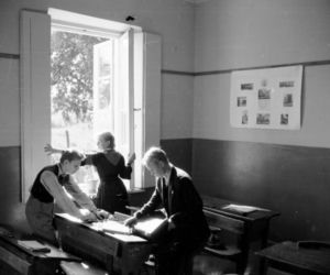Uczniowie szkoły podstawowej w Dąbrówce 1950 r.