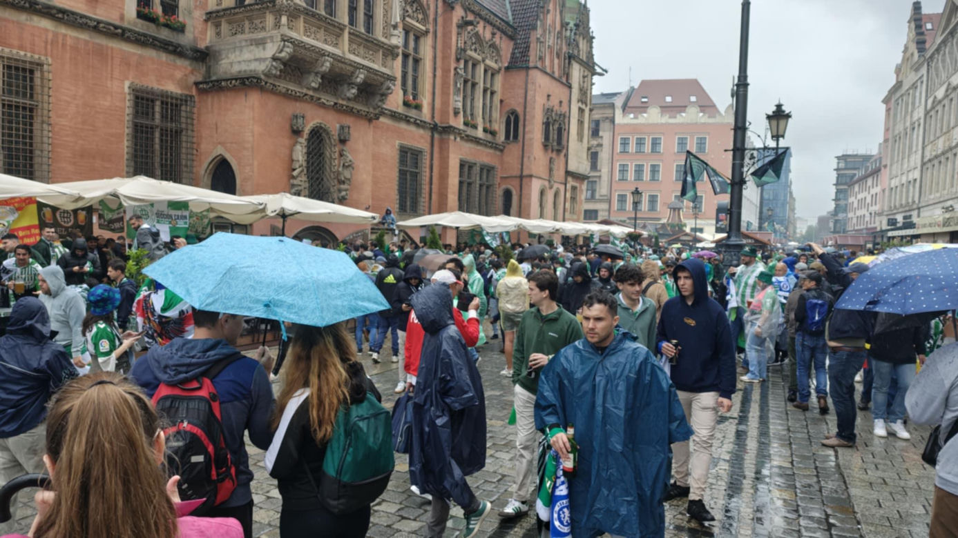 Gorąco przed finałem Ligii Konferencji we Wrocławiu. Tysiące kibiców na Rynku 