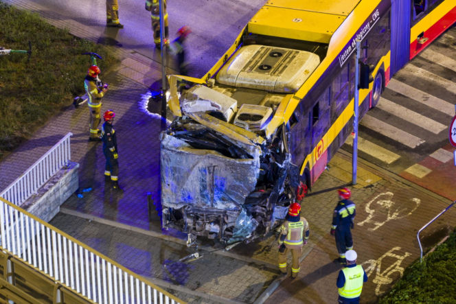 Autobus miejski wjechał w przejście podziemne przy Dworcu Zachodnim