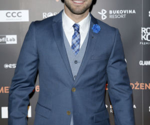 Rafał Maślak. Mister Polski 2014 uchodzi za wzór męskiej elegancji. Jego stylizacje są zawsze wyważone i idealnie dobrane do okazji. Rafał stawia przede wszystkim na klasykę z nutą nonszalancji.
