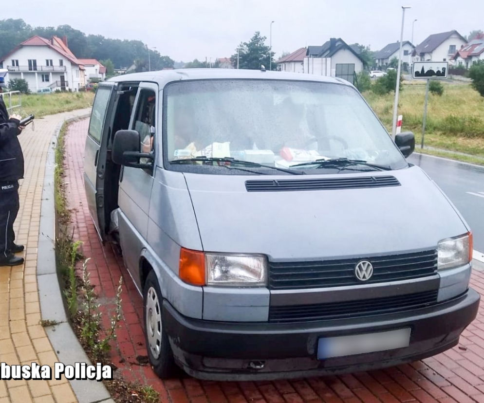 Nadmiar pasażerów był najmniejszym kłopotem. Kierowca busa jechał pomimo zakazu, braku OC i przeglądu technicznego