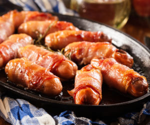 Parówki pieczone w boczku