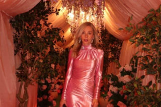 Tak różowiutka Woźniak-Starak weszła w Nowy Rok. Ale błyszczała z telefonem w dłoni! 