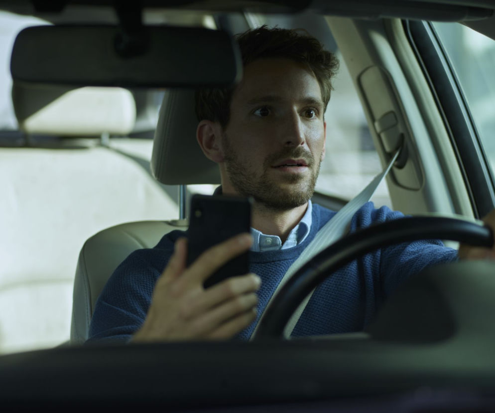 Smartfon za kierownicą to coraz częstsza przyczyna wypadków