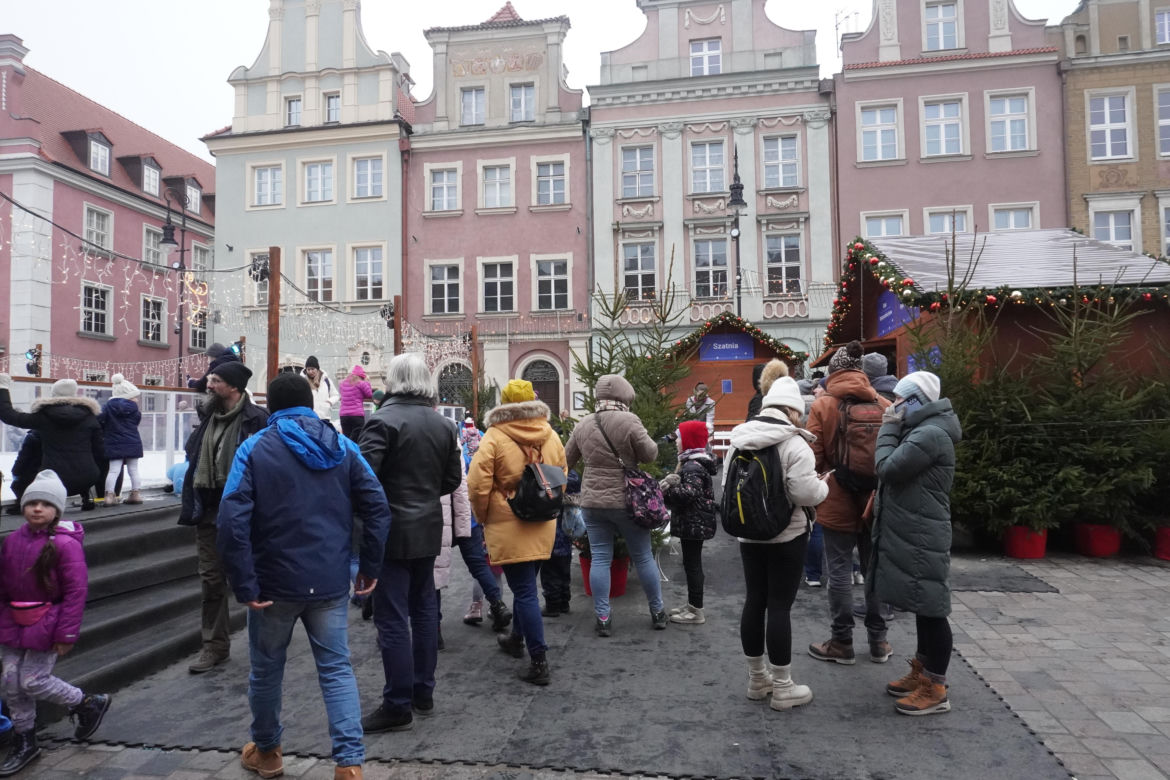 Tłumy ludzi na świątecznym spacerze na Starym Rynku w Poznaniu